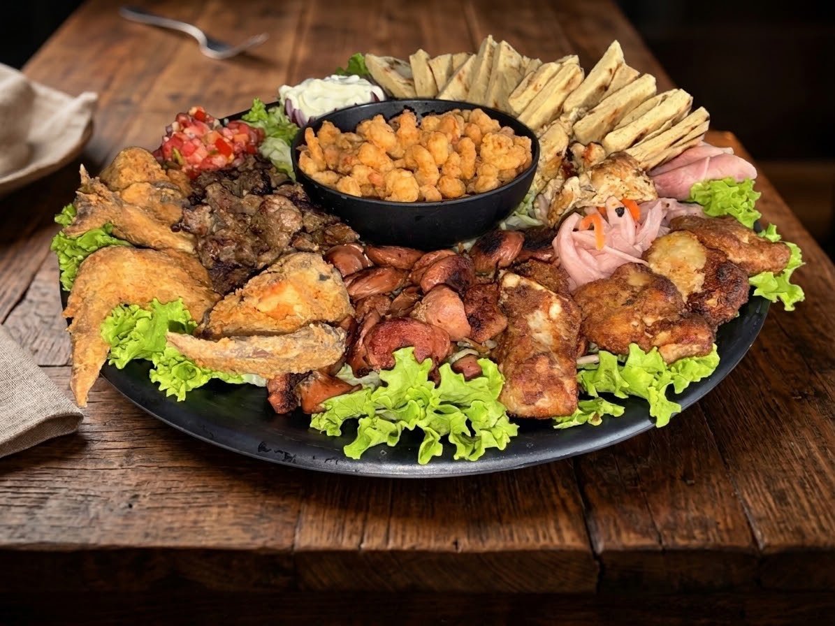 Boca variada con carne, pollo, chorizo y costilla para compartir