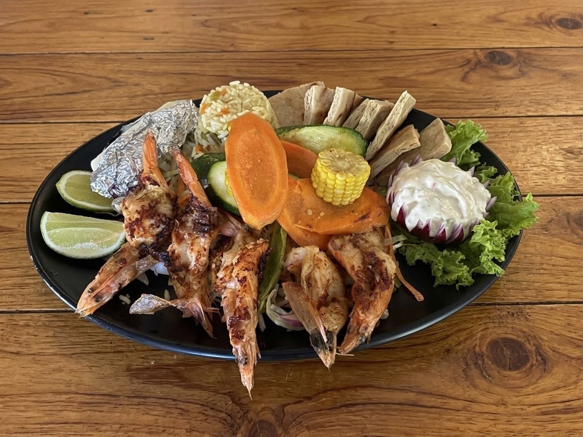 Camarones al ajillo a la plancha con arroz, vegetales y ensalada
