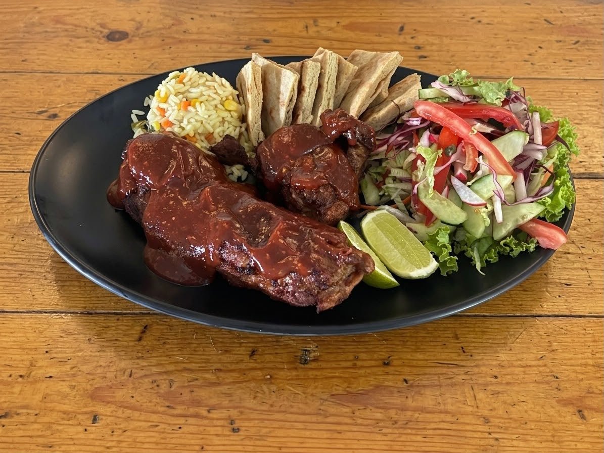 Costilla de cerdo en salsa barbacoa con arroz, ensalada y tortillas