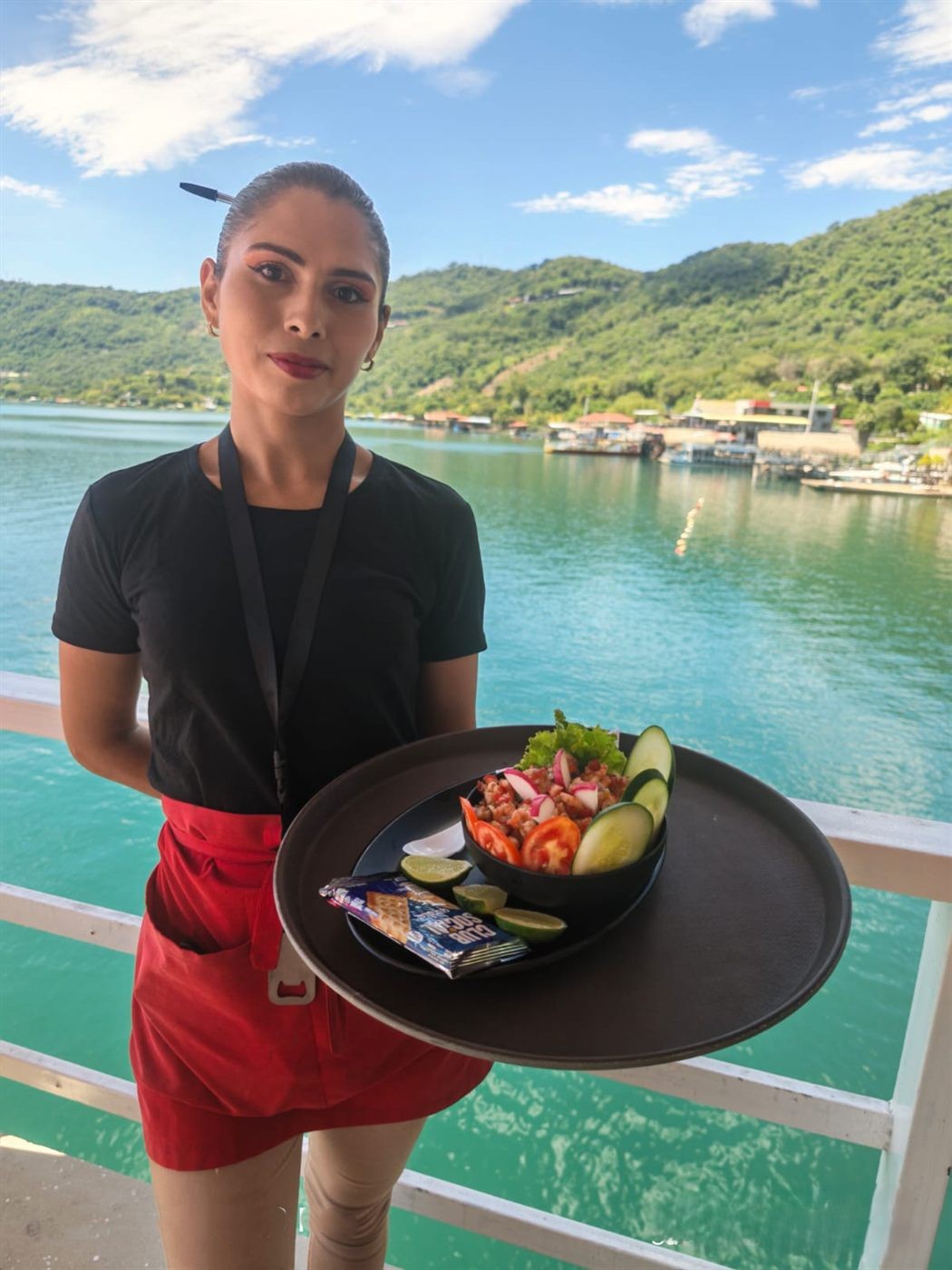 Ceviche de pescado servido frente al lago