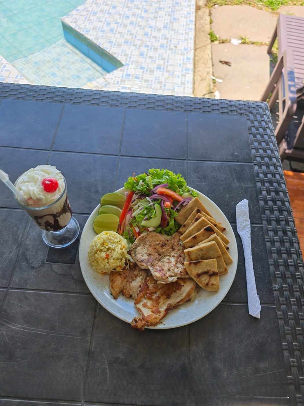 Combo de pollo con granizado al borde de la piscina