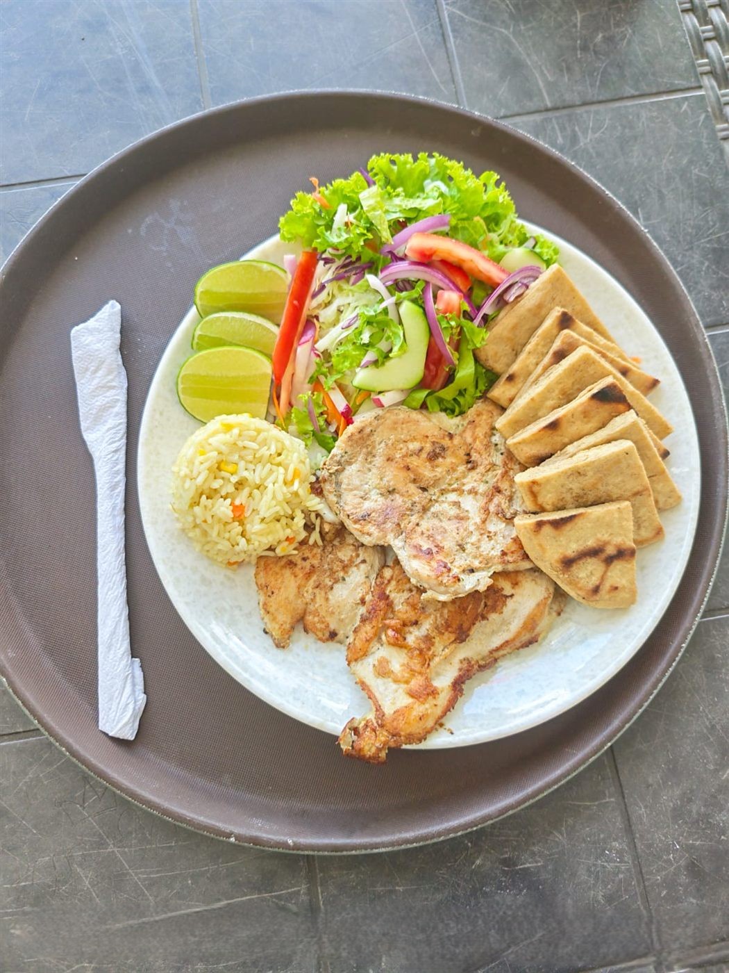Pechuga rellena de jamón y queso con arroz y ensalada