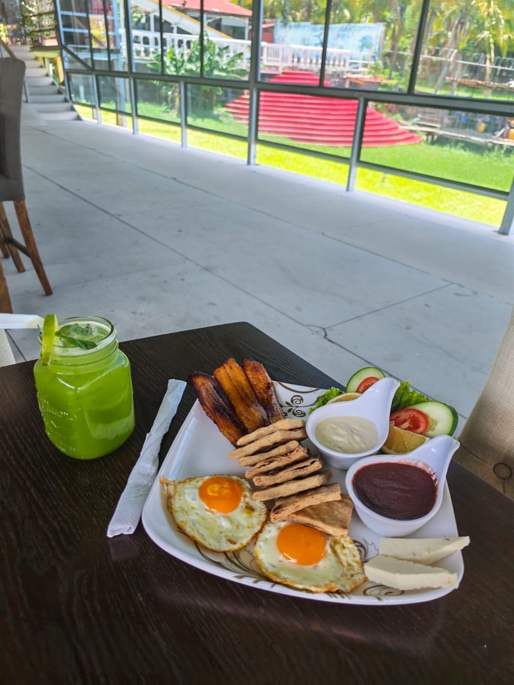 Desayuno Rancho Alegre servido frente al jardín