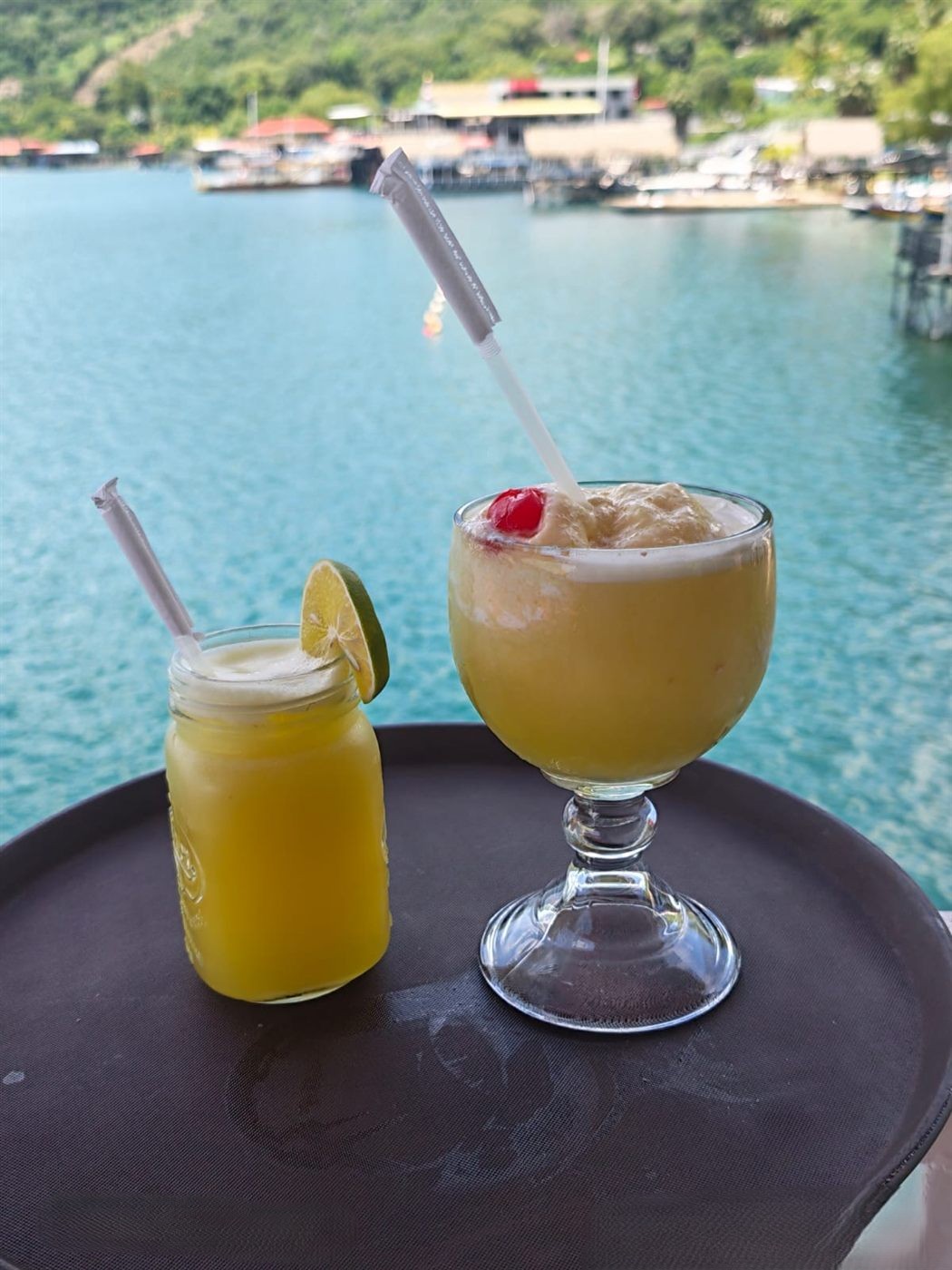 Piña colada y jugo natural frente al lago