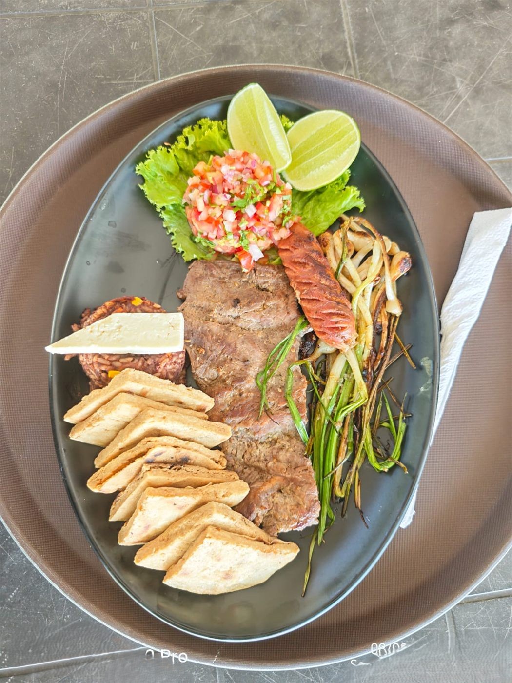 Puyazo a la plancha con vegetales salteados