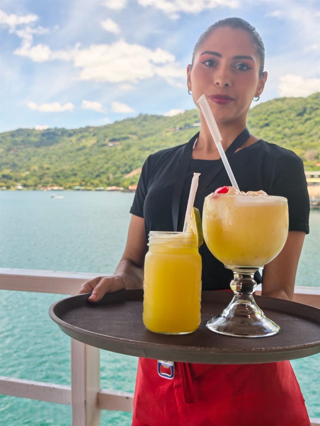 Bebidas naturales y frozen servidas en bandeja