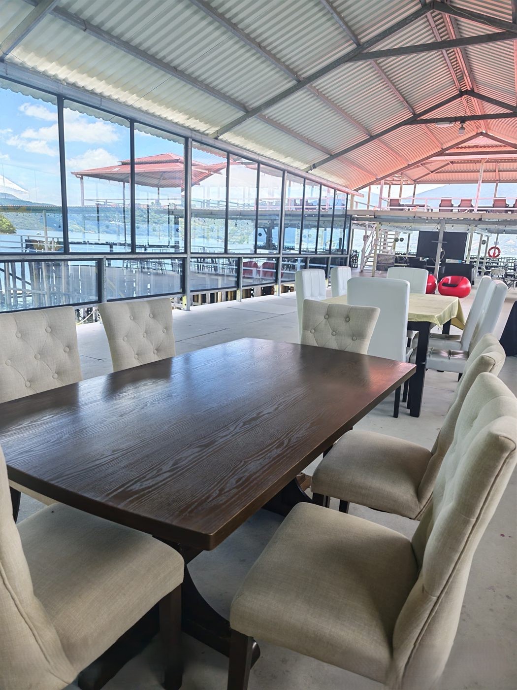 Comedor principal con vista al lago