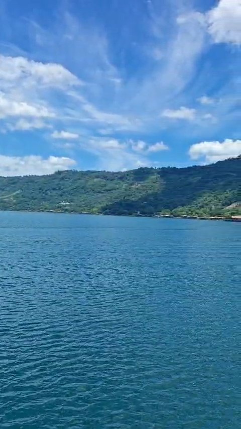 Agua tranquila del Lago de Coatepeque, ideal para remar en kayak