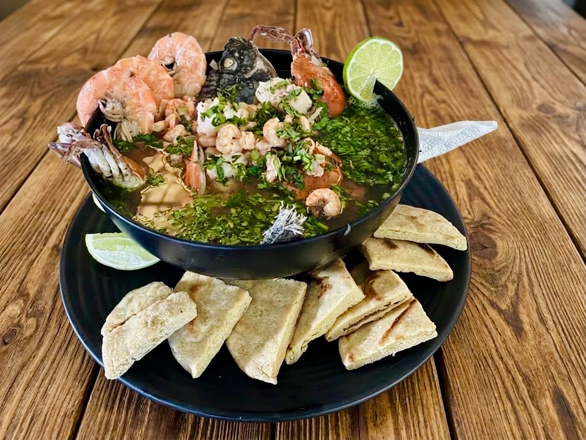 Mariscada natural con camarones, pescado y calamar, servida con tortillas