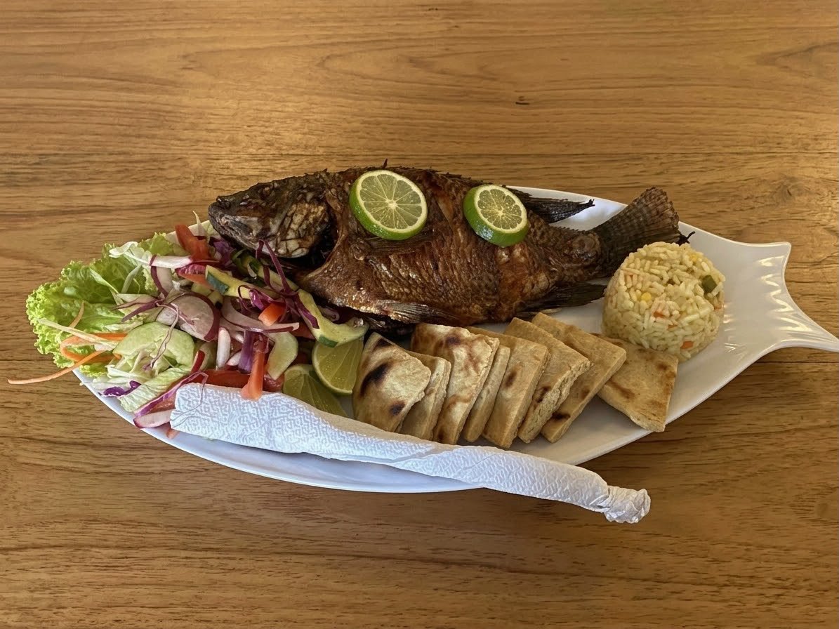 Mojarra dorada entera con ensalada, arroz y tortillas