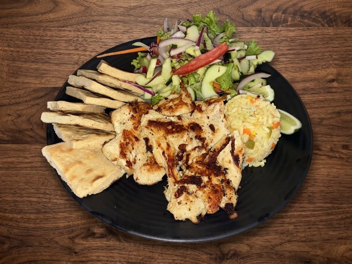 Pechuga de pollo asada en tiras con arroz, ensalada y tortillas