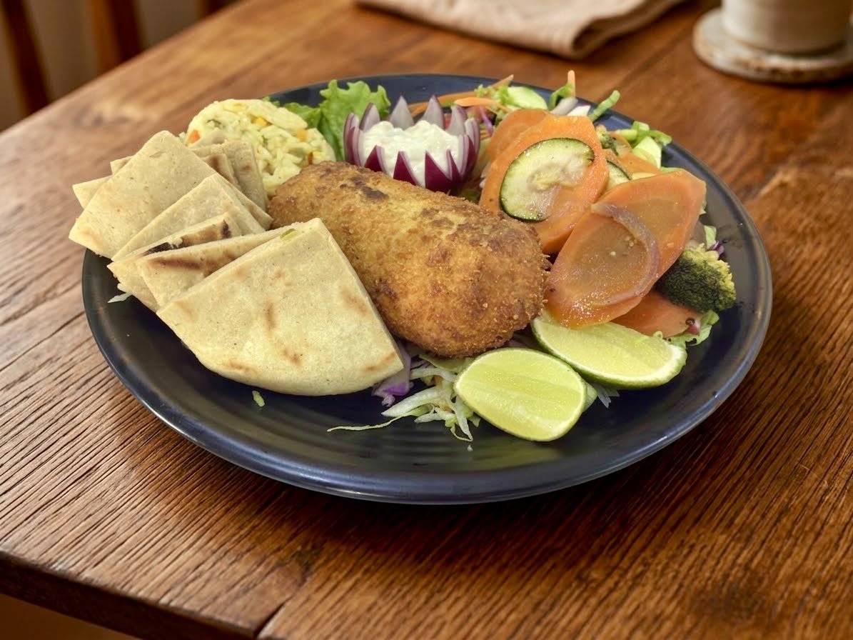 Pechuga rellena de jamón y queso con tortillas y ensalada