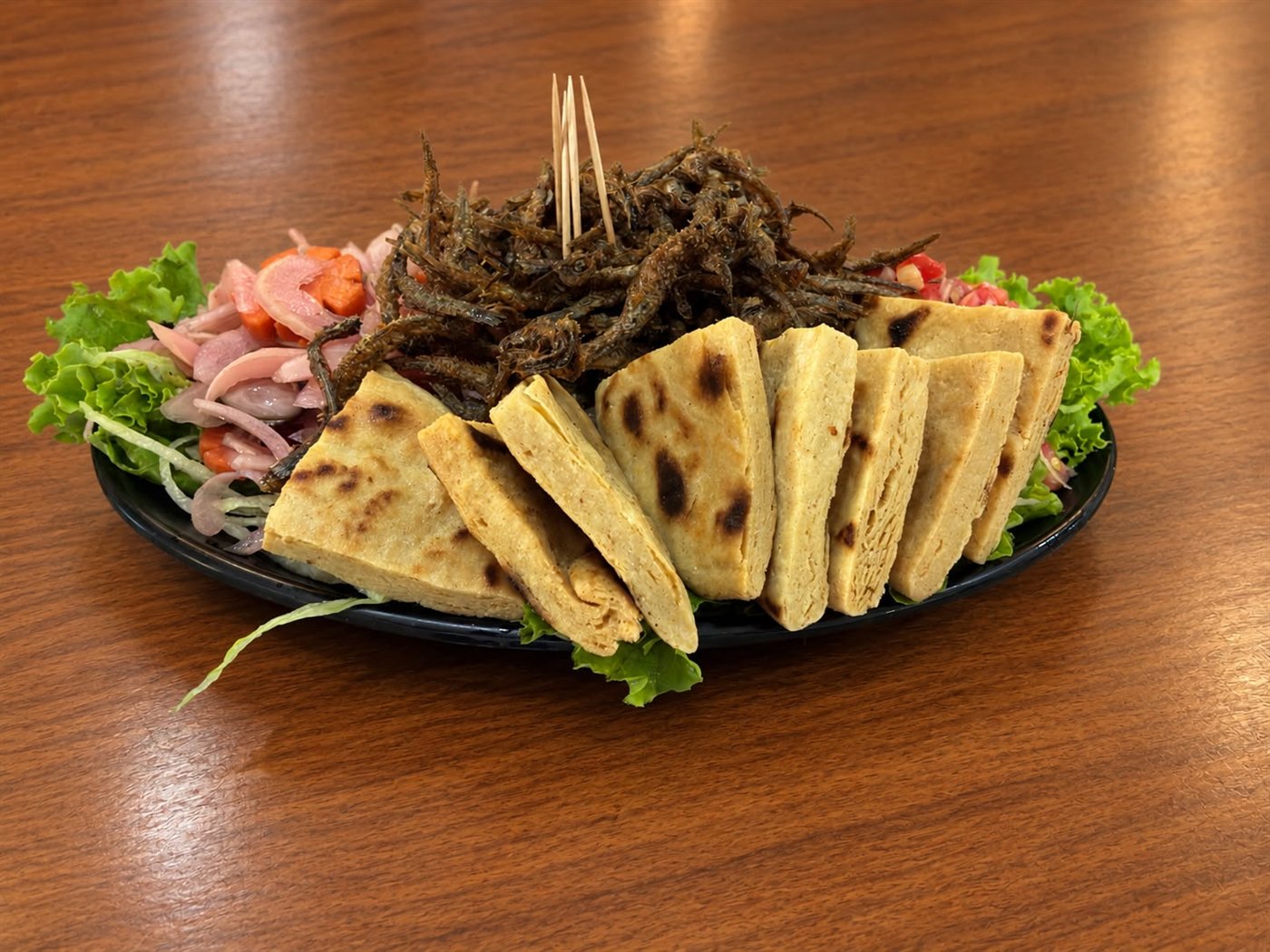 Plato de ejotes con pescadita y tortillas