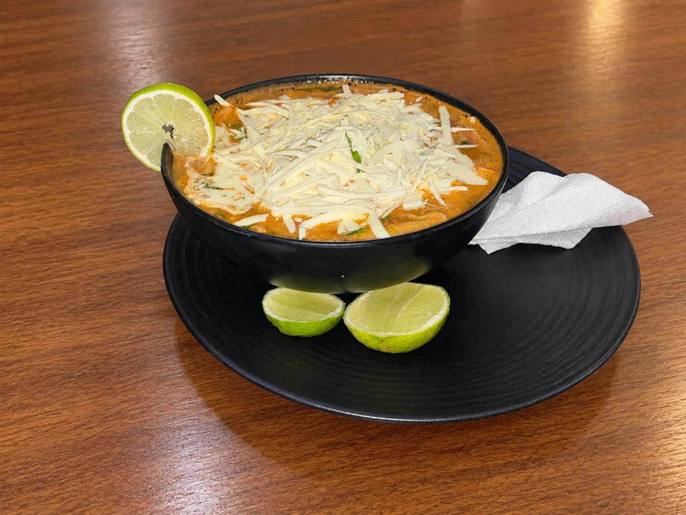 Sopa de tortilla con queso y limón